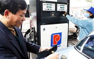 Giá bán xăng tăng 2.100 đồng/lít