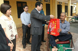 Lãnh đạo tỉnh thăm, tặng quà  thương binh nặng  điều trị tại Hà Nam