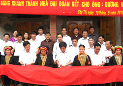 Tặng nhà Đại đoàn kết cho hai gia đình khó khăn