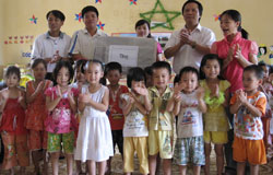 Thăm, tặng quà các trường mầm non nhân Ngày Quốc tế Thiếu nhi