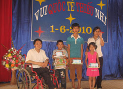 Tặng quà  các cháu ở Trung tâm Bảo trợ xã hội