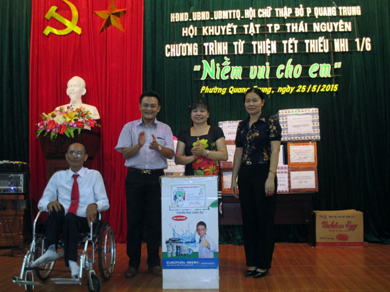 Tặng quà trẻ em mồ côi, người khuyết tật