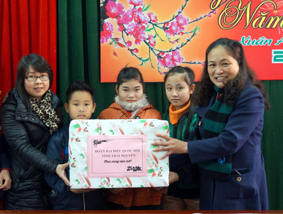 Thăm, tặng quà các đối tượng xã hội