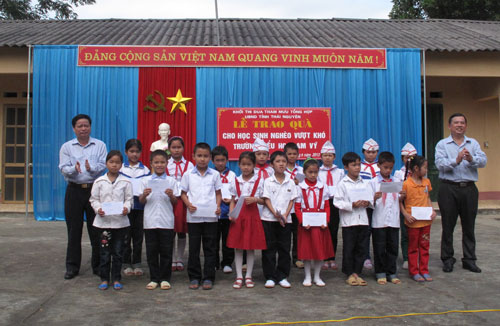 Trao 35 suất quà cho học sinh nghèo vượt khó học giỏi