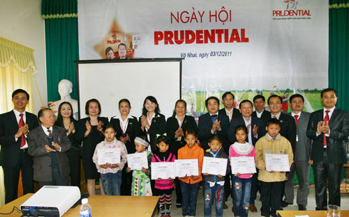 Tổ chức Hội nghị khách hàng và trao học bổng cho học sinh nghèo