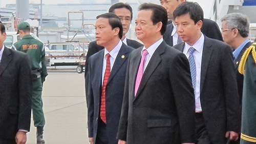 Thủ tướng Nguyễn Tấn Dũng thăm ĐSQ Việt Nam tại Nhật Bản