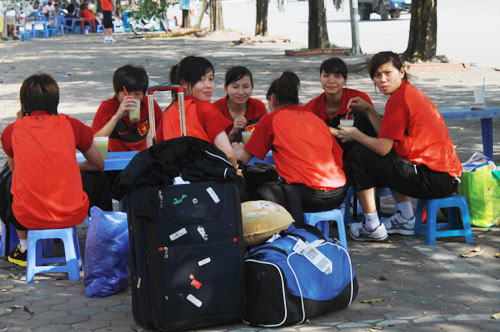 B&oacute;ng đ&aacute; Việt: Người h&ugrave;ng lội ruộng v&agrave; cậu ấm b&aacute;n độ