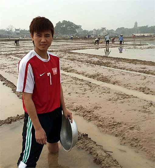 B&oacute;ng đ&aacute; Việt: Người h&ugrave;ng lội ruộng v&agrave; cậu ấm b&aacute;n độ