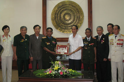 Gặp mặt đoàn cựu chiến binh Lào