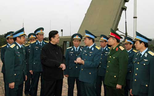 Thủ tướng kiểm tra Đoàn Tên lửa phòng không 64