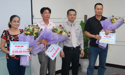 Sacombank Thái Nguyên: Trao thưởng cho khách hàng may mắn