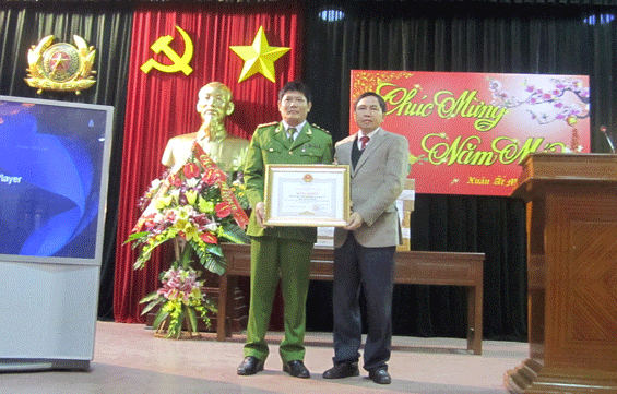 Đồng chí Chủ tịch UBND tỉnh tặng Bằng khen cho đại diên Ban Chuyên án 215-M