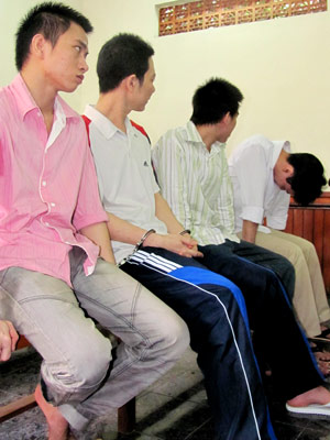 Mất mạng vì biểu diễn nội y trong buồng giam