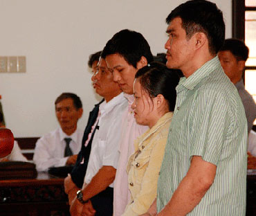 "Rút" tiền tỉ cá độ, cán bộ ngân hàng lãnh 28 năm tù