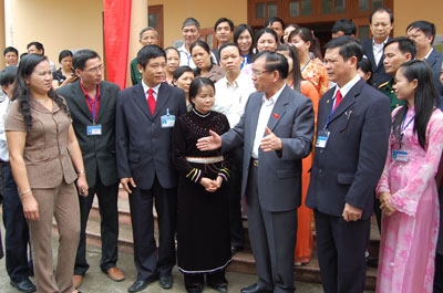 Tổng Bí thư Nông Đức Mạnh tiếp xúc cử tri Thái Nguyên