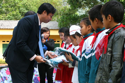 Trao đồng phục cho học sinh nghèo