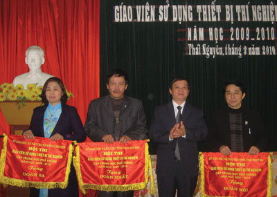 65 giáo viên đạt danh hiệu giáo viên sử dụng thiết bị thí nghiệm giỏi