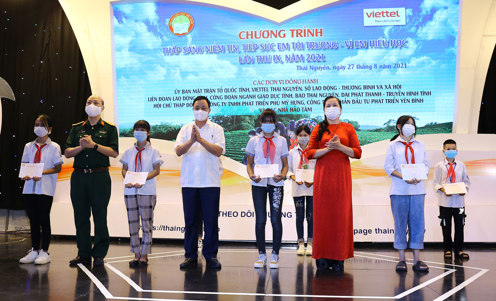 Trao hơn 400 suất học bổng “Thắp sáng niềm tin, tiếp sức em tới trường - vì em hiếu học”