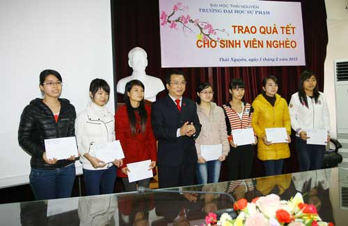 Gặp mặt, trao quà cho sinh viên có hoàn cảnh khó khăn