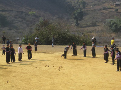Trò đánh quay ngày Tết của người Mông