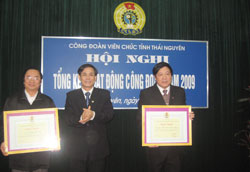 Động viên cán bộ công chức, viên chức hoàn thành tốt nhiệm vụ