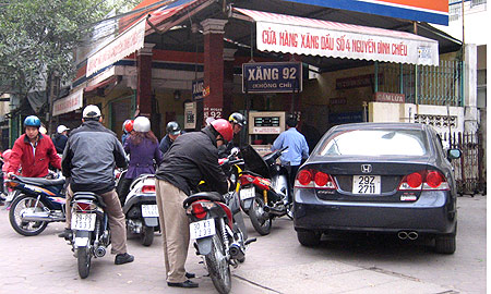 Khó chịu lỗ thêm: Xăng muốn tăng giá đầu tháng 3