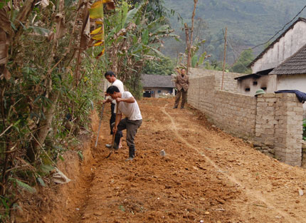 Góp tiền, hiến đất xây dựng giao thông nông thôn