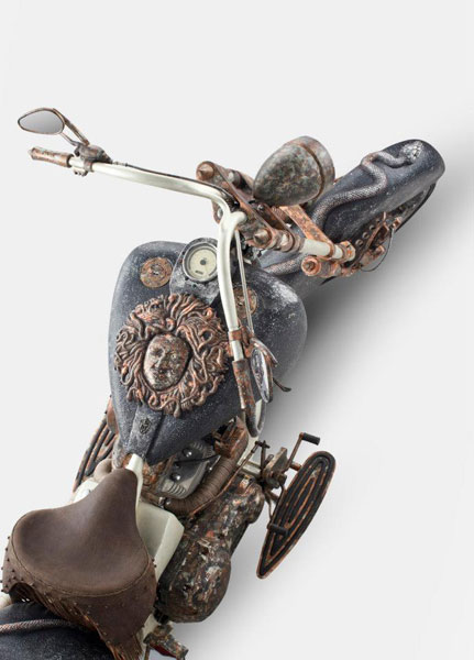 Xế nổ được chế tạo từ 315 kg v&agrave;ng 