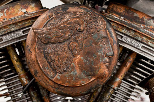 Xế nổ được chế tạo từ 315 kg v&agrave;ng 