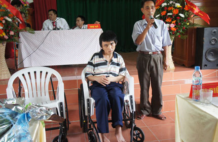 Tặng xe lăn cho người khuyết tật