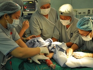 Tách thành công hai bé gái song sinh gái dính bụng