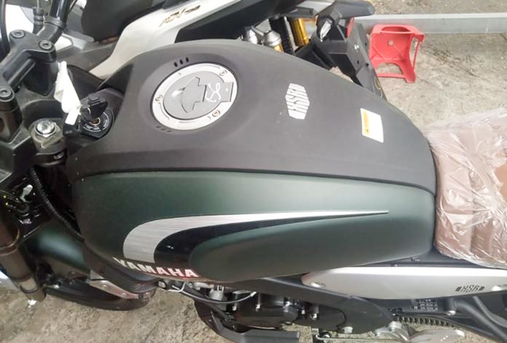 Yamaha XSR155 có thêm lựa chọn màu xanh lục, kết hợp những họa tiết đồ họa đã được tối giãn hơn so với bản cũ.