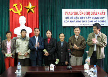 Trao thưởng bộ giải nhất xổ số đặc biệt xây dựng Quỹ xoá nhà dột nát cho hộ nghèo