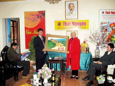 Nhà văn Việt Nam ''xông đất'' Báo Thái Nguyên