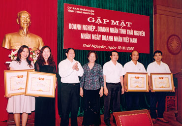 UBND tỉnh: Gặp mặt doanh nghiệp tiêu biểu