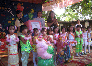 Các đồng chí lãnh đạo tỉnh tặng quà nhân dịp Tết Trung thu