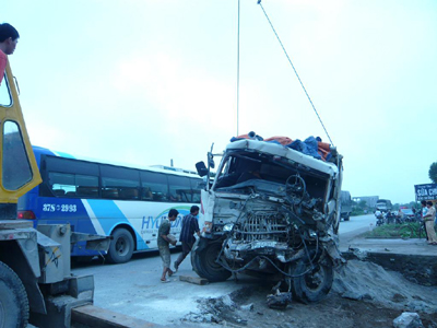 Xe ben húc đổ 2 cột mốc, đâm sập móng nhà dân