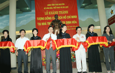 Khánh thành bức tượng đồng toàn thân Chủ tịch Hồ Chí Minh tại Nhà trưng bày ATK Định Hóa
