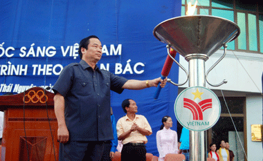 Thái Nguyên tiếp nhận cuộc rước đuốc hành trình theo chân Bác