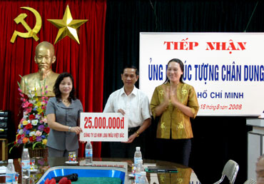 Tiếp nhận ủng hộ đúc tượng Chủ tịch Hồ Chí Minh