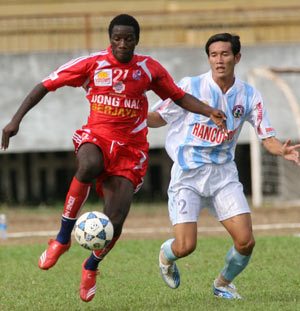 HLV Calisto gọi một trung vệ ở giải hạng Nhất