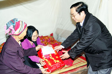 Lãnh đạo tỉnh thăm, tặng quà nhân dịp Tết Nguyên đán