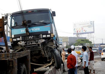 Xe ben ‘’leo’’ dải phân cách va vào xe khách