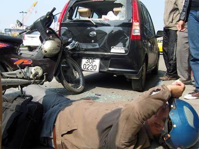 Húc đầu vào ôtô, một người bị thương nặng