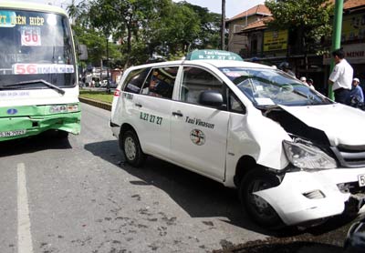 Xe buýt húc bẹp 4 ôtô đang dừng đèn đỏ