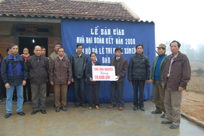 Báo Thái Nguyên: Trao tặng nhà đại đoàn kết tại Phú Bình