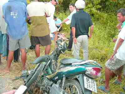 Xe máy húc xe khách, 2 người chết 