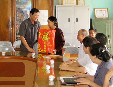 Đồng chí Phó Bí thư Thường trực Tỉnh ủy thăm và tặng quà gia đình liệt sỹ tại huyện Đại Từ