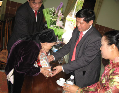 Tặng Bằng khen cho 13 tập thể, 7 cá nhân làm tốt công tác hậu phương quân đội