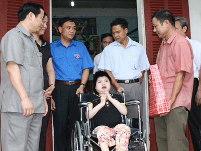 Các đồng chí lãnh đạo tỉnh thăm, tặng quà một số gia đình chính sách 